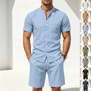 Detaillierte Ansicht des lässigen Leinen-Henley-Hemdes und Shorts-Sets für Herren
