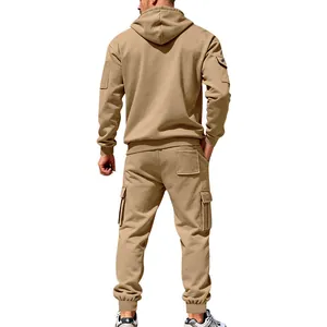 Detaillierte Rückansicht von Herren Khaki Winter Kapuzen-Fleece-Trainingsanzug Set.