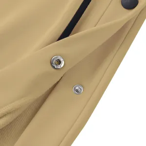 Vue détaillée des boutons-pression métalliques et du tissu lourd du pantalon de basket-ball