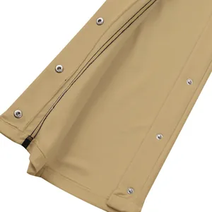 Détail des boutons-pression métalliques sur un pantalon de basket-ball à boutons pression