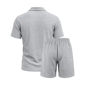 Vue arrière d'un ensemble décontracté en jacquard gris pour homme avec short
