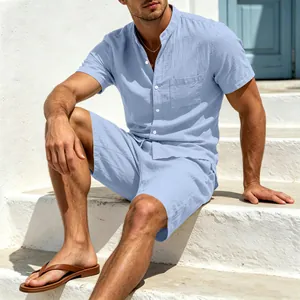 Atmungsaktives hellblaues Leinen-Set für Herren mit lässigem Henley-Kragen und Shorts