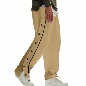 Vue latérale du pantalon de basket kaki avec boutons-pression noirs et rayures