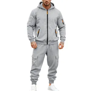 Komplette Ansicht: Grauer Fleece-Trainingsanzug für Herren mit Kapuze und Cargotaschen.