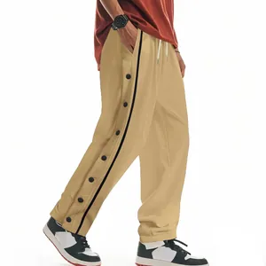 Vue détaillée du pantalon de basket amovible pour hommes en kaki avec boutons-pression.