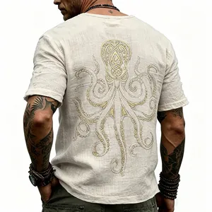 Dettaglio di una t-shirt da uomo in finto lino con stampa di polpo dorato sul retro