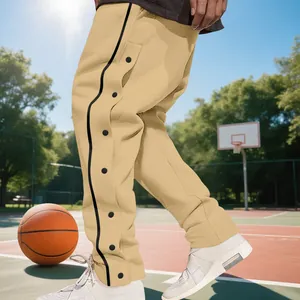 Détail du pantalon de basket style urbain avec boutons-pression latéraux en beige