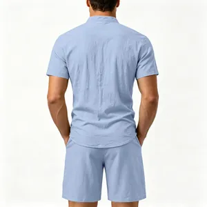 Rückenansicht eines hellblauen Leinen-Sets für Herren mit Kurzarmhemd und Shorts.