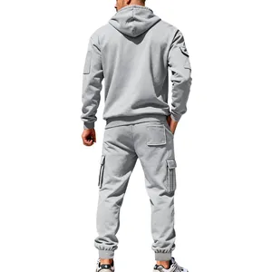 Detaillierte Rückansicht eines grauen Herren Winter Fleece Trainingsanzugs mit Cargo-Taschen