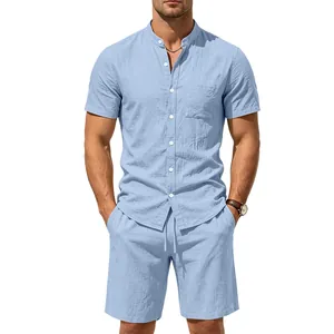 Herren-Set aus hellblauem Leinenhemd und Shorts mit atmungsaktivem Henley-Kragen-Design.