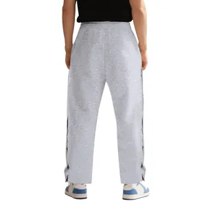 Vue arrière détaillée du pantalon de survêtement gris pour homme avec boutons-pression