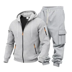 Detail eines grauen Winter-Trainingsanzugs für Herren mit Kapuze und Fleece-Futter