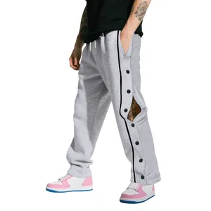 Vue détaillée du pantalon de basket-ball gris pour homme avec boutons-pression noirs.