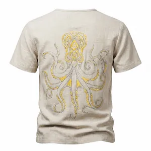 Vista posteriore di t-shirt casual da uomo con dettaglio stampa grafica polpo dorato