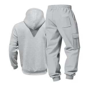 Detailansicht eines grauen Fleece-Trainingsanzugs mit Kapuzenpulli und Cargo-Hose.