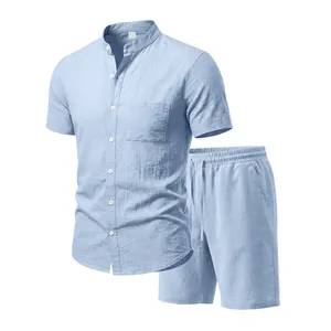 Nahaufnahme eines hellblauen, atmungsaktiven Leinen-Henley-Hemdes und Shorts Sets