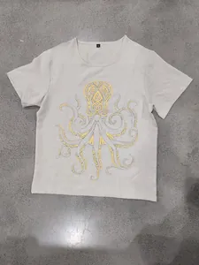 Dettaglio della stampa a polpo dorato su t-shirt beige a maniche corte