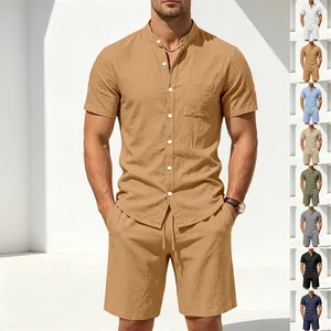 Atmungsaktives Herren-Leinen-Set mit Kurzarm-Henley-Hemd und passenden Shorts in Khaki