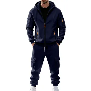 Komplette Ansicht des dunkelblauen Herren-Trainingsanzugs mit Kapuze, Fleece und Cargotaschen
