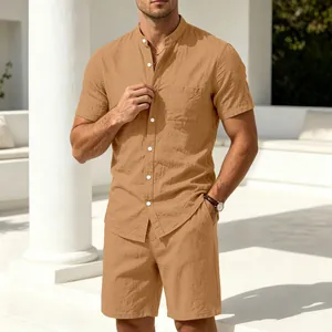 Herren Leinen-Set in Hellbraun mit Henley-Hemd und passenden Shorts für Freizeit