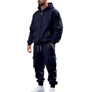 Detailansicht des marineblauen Fleece-Trainingsanzugs mit orangen Reißverschlüssen.