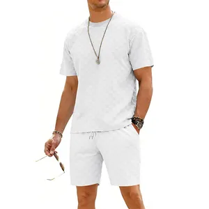 Nahaufnahme des weißen Herren-Sets mit Schachbrettmuster, T-Shirt und kurzen Hosen