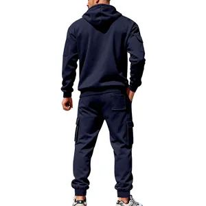 Rückansicht des hochwertigen dunkelblauen Herren-Jogginganzugs mit Kapuze und Fleece