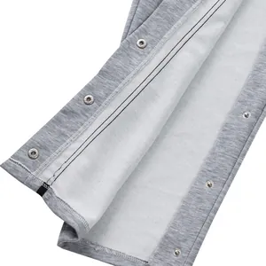 Détail des boutons-pression en métal et du tissu en coton épais des pantalons de sport