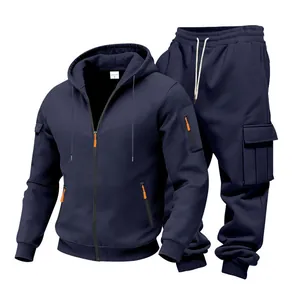 Detailansicht des dunkelblauen Herren-Fleece-Trainingsanzugs mit Cargohose