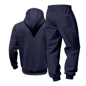 Rückansicht mit Details zu Passform und Taschen des marineblauen Fleece-Hoodie- und Hosensets.