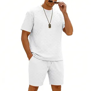 Detailansicht von weißem Herren-T-Shirt und Shorts-Set mit Schachbrettmuster-Struktur