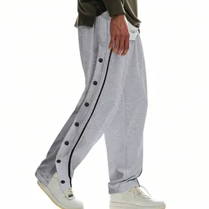 Détail d'un pantalon de jogging gris épais pour homme avec boutons-pression latéraux