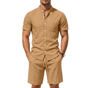 Herren Set aus khakifarbenem Leinen mit Henley-Hemd und passenden Shorts mit Kordelzug