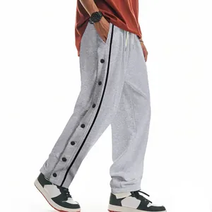 Vue détaillée du pantalon de survêtement gris pour homme avec boutons-pression