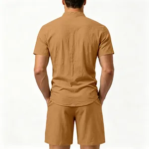 Rückansicht eines lässigen Herren-Sets aus Leinenhemd und Shorts in Braun