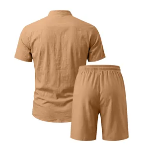 Rückansicht eines atmungsaktiven Leinen-Henley-Hemdes und Shorts-Sets für Herren in Hellbraun
