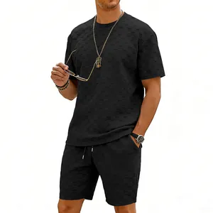 Detailansicht der schwarzen Waffel-Textur des lässigen Herren-Sets aus Shorts und T-Shirt