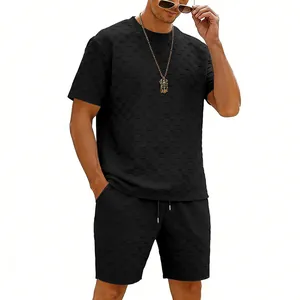 Detailansicht des schwarzen Herren-Sets mit Schachbrettmuster, T-Shirt und Shorts