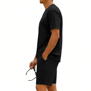 Seitenansicht-Detail des schwarzen Herren-Sets mit T-Shirt und Shorts in Schachbrett-Optik