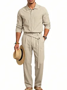 Set casual in lino da uomo con camicia a maniche lunghe e pantaloni con cintura.