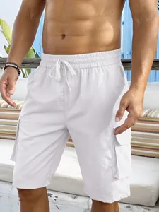Λεπτομερής άποψη της λευκής τακτικής βερμούδας cargo με κορδόνι στη μέση και τσέπες.