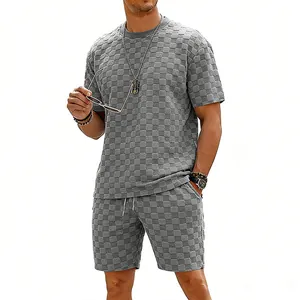 Detailansicht des grauen Herren-Sets mit T-Shirt und Shorts in Schachbrettoptik