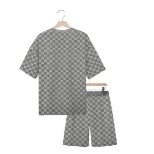 Detaillierte Ansicht eines grauen Herren-Freizeitsets mit Schachbrettmuster und Shorts