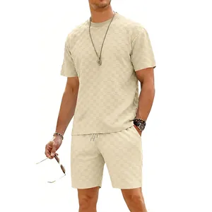 Stilvolles beiges Herren-Set mit Kurzarm-T-Shirt und Shorts im Schachbrettmuster