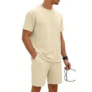 Detailansicht des beigen Herren-Sets mit Schachbrettmuster, T-Shirt und kurze Hose