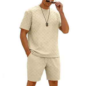 Detailansicht eines cremefarbenen karierten Herren-Zweiteilers mit lockerem T-Shirt und Shorts