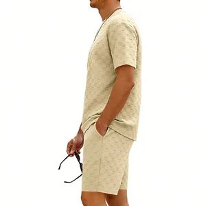 Seitenansicht-Detail von beigem Waffelstrick-Karoset mit Kurzarmhemd und Shorts für Herren