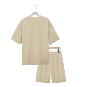 Rückansicht von beige kariertem Herren-Set aus Kurzarmhemd und Shorts