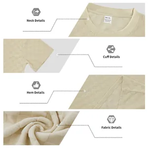 Detailansichten von Ausschnitt, Manschetten, Saum und Waffelkarostoff des Herren-T-Shirts.