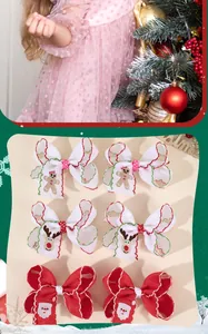 Detailansicht der weihnachtlichen Schleifen-Haarspangen mit Stickereien von Weihnachtsmann